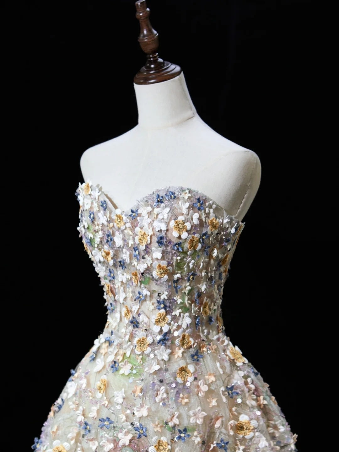 Wunderschönes langes Ballkleid mit Herzausschnitt aus floralem Tüll – Inspiration für formelle Anlässe und Abendoutfits (Nr. 228)