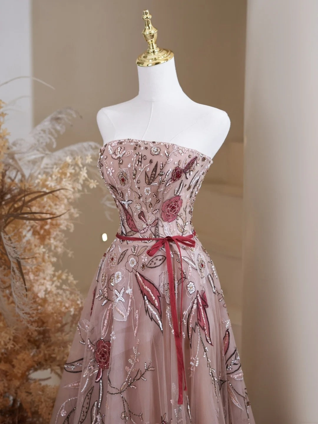Niedliches, trägerloses Ballkleid aus floralem Tüll und Spitze – langes Abendkleid für den 19. Geburtstag – Outfit N237