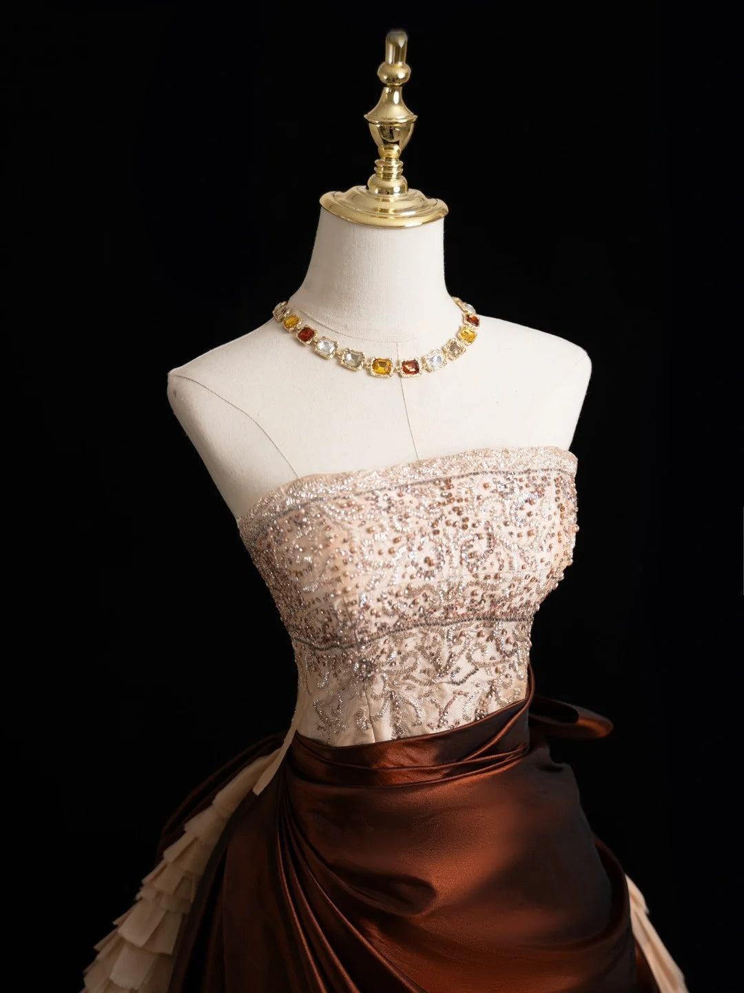Elegantes, trägerloses Ballkleid mit champagnerfarbenem, perlenbesetztem Oberteil und braunem Rock – langes Abendkleid für formelle Anlässe (N272)