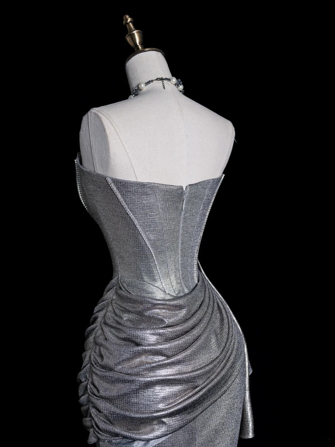 Verspieltes, trägerloses Meerjungfrauen-Abendkleid in Silbergrau mit Pailletten und Faltenrock, langes Kleid für festliche Anlässe, N611