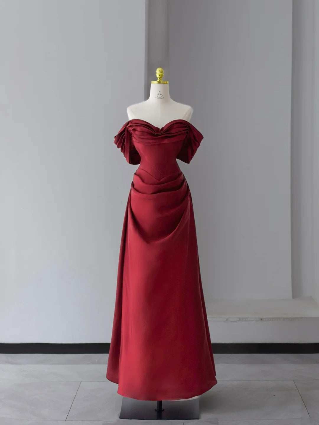 Schlichte Ballkleider A-Linie schulterfrei Burgunderrot Satin mit Rüschen langes Abendkleid N2946
