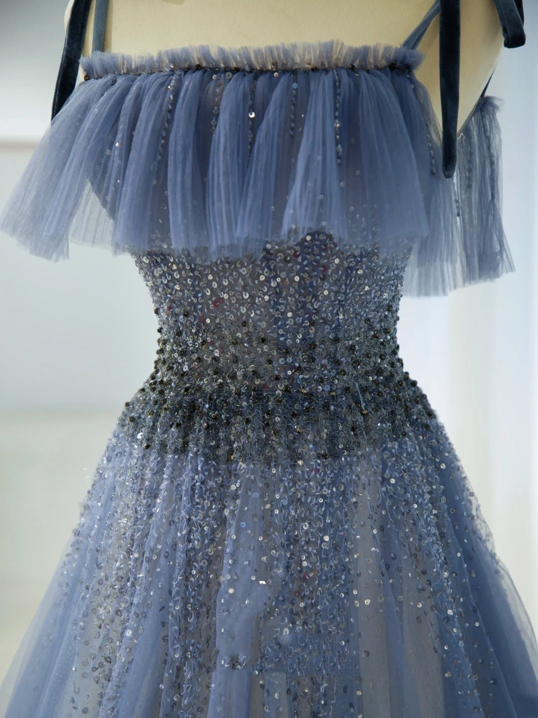 Romantisches A-Linien-Spaghettiträgerkleid in staubigem Blaugrau mit Perlenstickerei, langes Ballkleid N2856