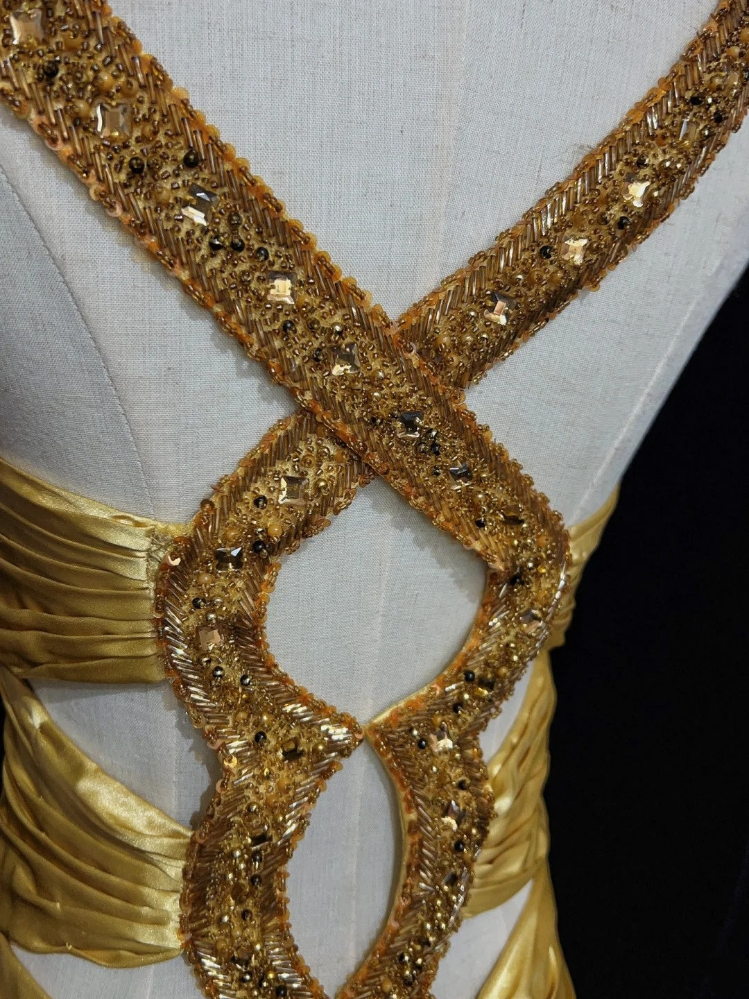 Inspiration Robes de bal Vintage Sirène Cœur Avec Bretelles Satin Doré Années 90 Avec Perles Robes de Soirée N3342