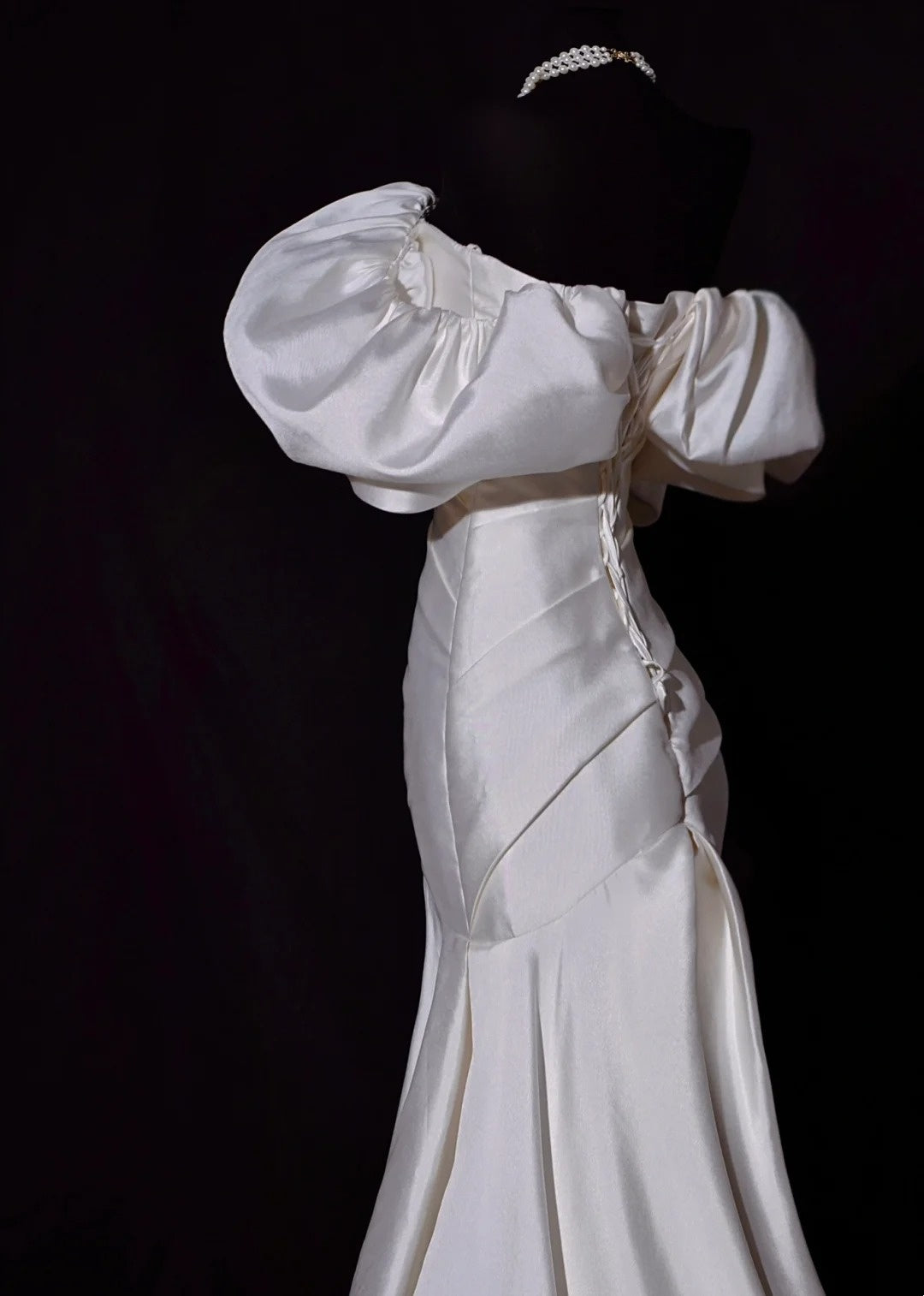 Klassisches Brautkleid im Meerjungfrauenstil, schulterfrei, elfenbeinfarbener Satin, kurze Ärmel, figurbetontes Brautkleid AB2529