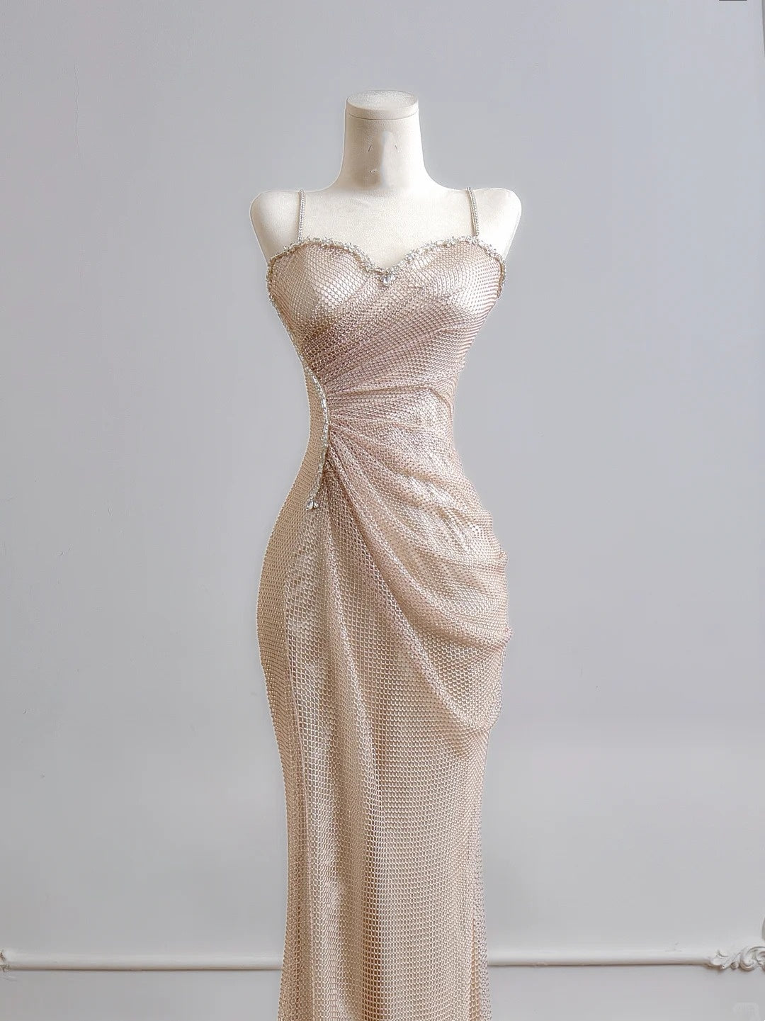 Elegantes, champagnerfarbenes Pailletten-Abendkleid mit Spaghettiträgern im Meerjungfrauenstil – ein beeindruckendes Outfit für den 18. Geburtstag (Partykleid N385).