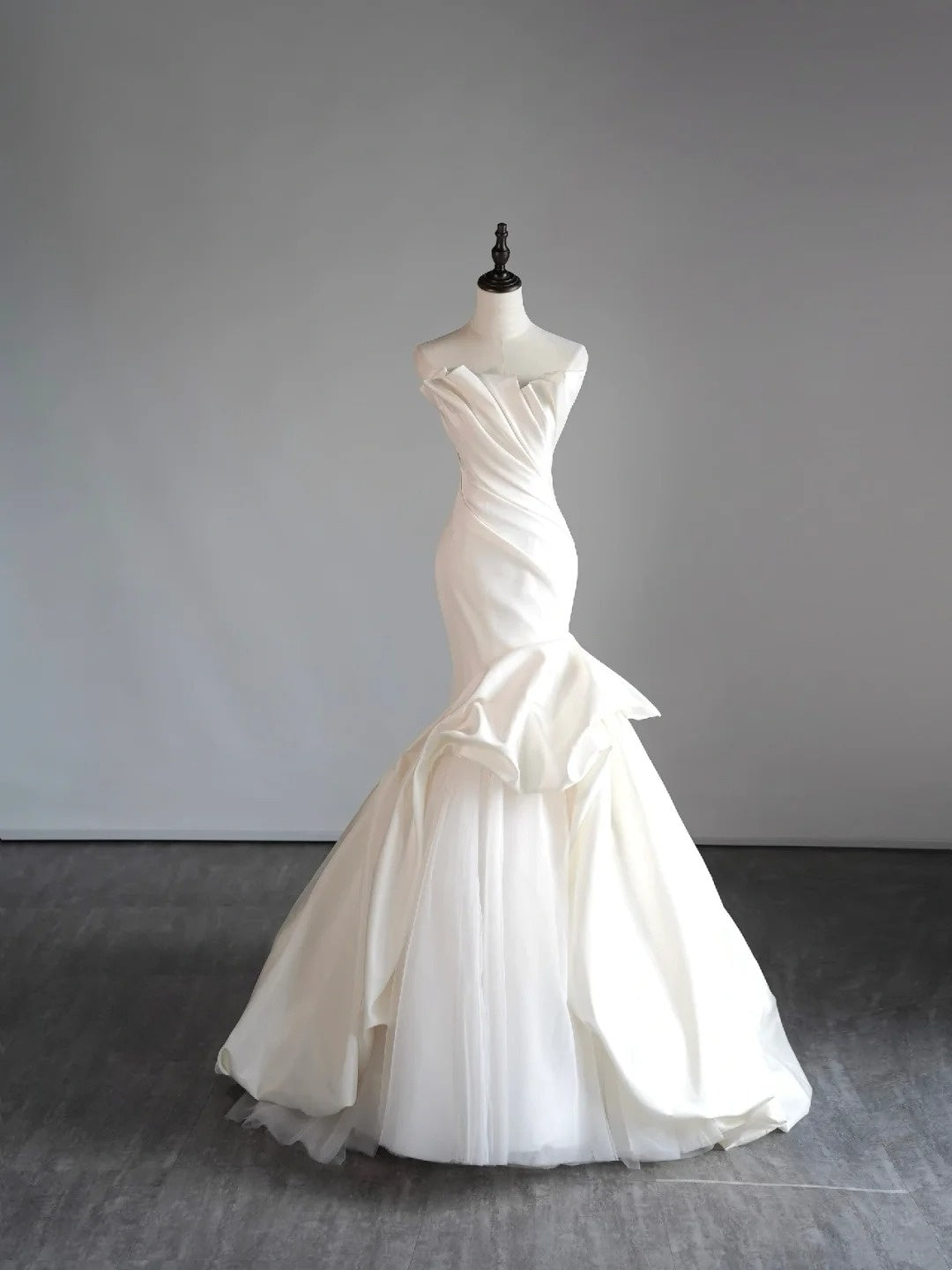 Elegantes, trägerloses, langes Meerjungfrauen-Brautkleid aus weißem Satin im Prinzessinnen-Stil – ein märchenhaftes Sommerhochzeitskleid (N663)