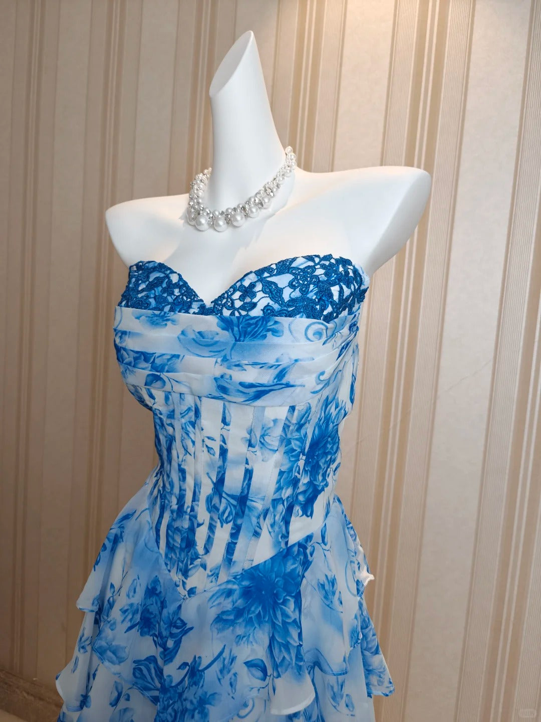 Bescheidenes A-Linien-Sweetheart-Kleid aus blauem Chiffon mit Blumenmuster, Rüschen und Stufenlagen, Abendkleid, Ausgehkleid, Ballkleid N4482