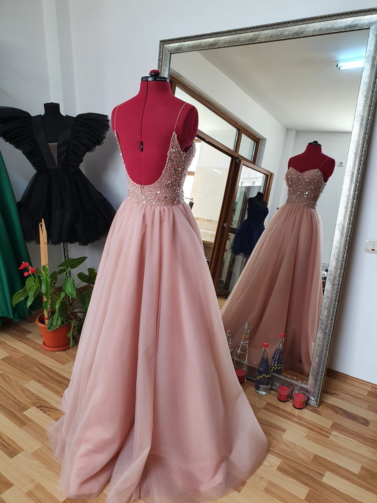 Robe de bal unique en tulle rose à fines bretelles et fente, ornée de perles, idéale pour les adolescentes. Tenue de soirée élégante. Modèle N037.