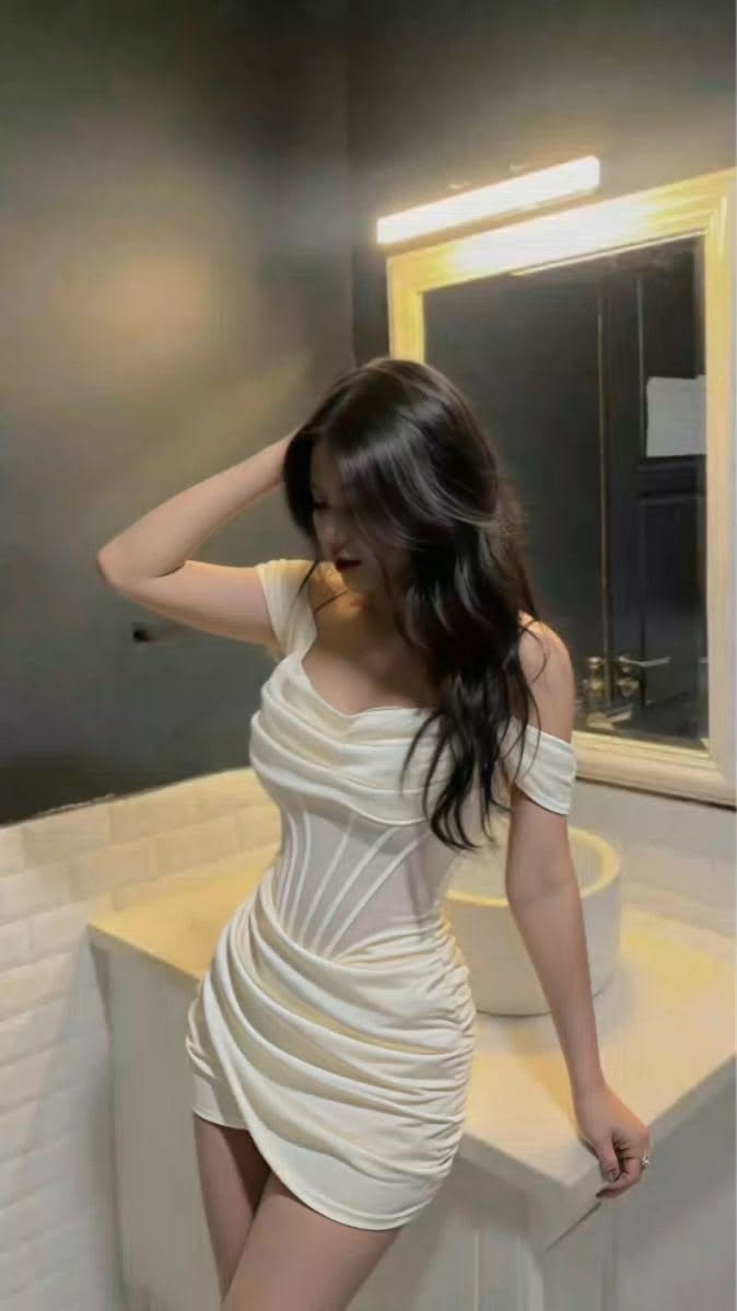 Niedliches figurbetontes schulterfreies elfenbeinfarbenes Abschlusskleid kurz High School für 8. Klasse Oberstufen-Inspo-Heimkehrkleid RB3325