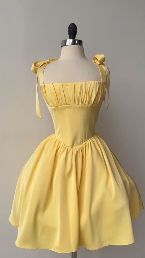 Einfaches Ballkleid, Träger, Gelb mit Schleife, Abschlusskleid, Mini, Senior Inspo, kurzes Homecoming-Kleid RB3147