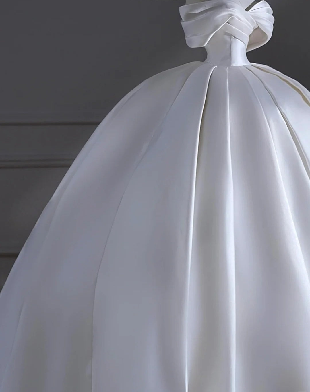 Zeitloses Brautkleid, Ballkleid, schulterfrei, Satin, plissiert, kurze Schleppe, figurbetontes langes Brautkleid AB2524