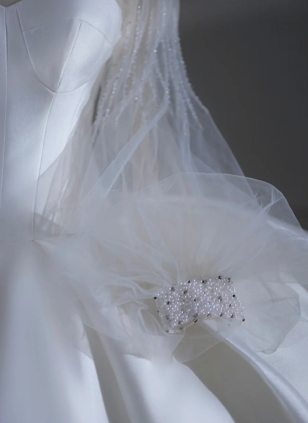 Zeitloses Brautkleid, Ballkleid, hochgeschlossen, Satin, Perlenbesatz, kurze Schleppe, figurbetontes langes Brautkleid AB2521