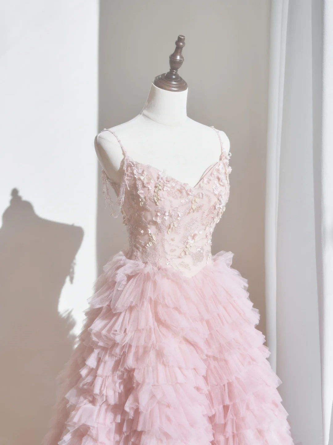 Niedliches Ballkleid mit Spaghettiträgern, zartrosa Tüll, langes Abendkleid, Inspiration für formelle Partykleider, Ballkleid N235