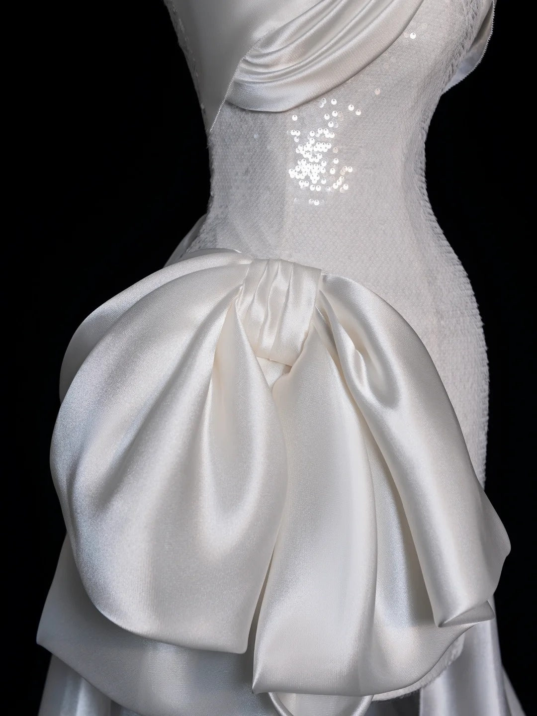 Elegantes, trägerloses, weißes Paillettenkleid mit Satinschleppe im Prinzessinnen-Stil – kurzes, märchenhaftes Sommerhochzeitskleid N668