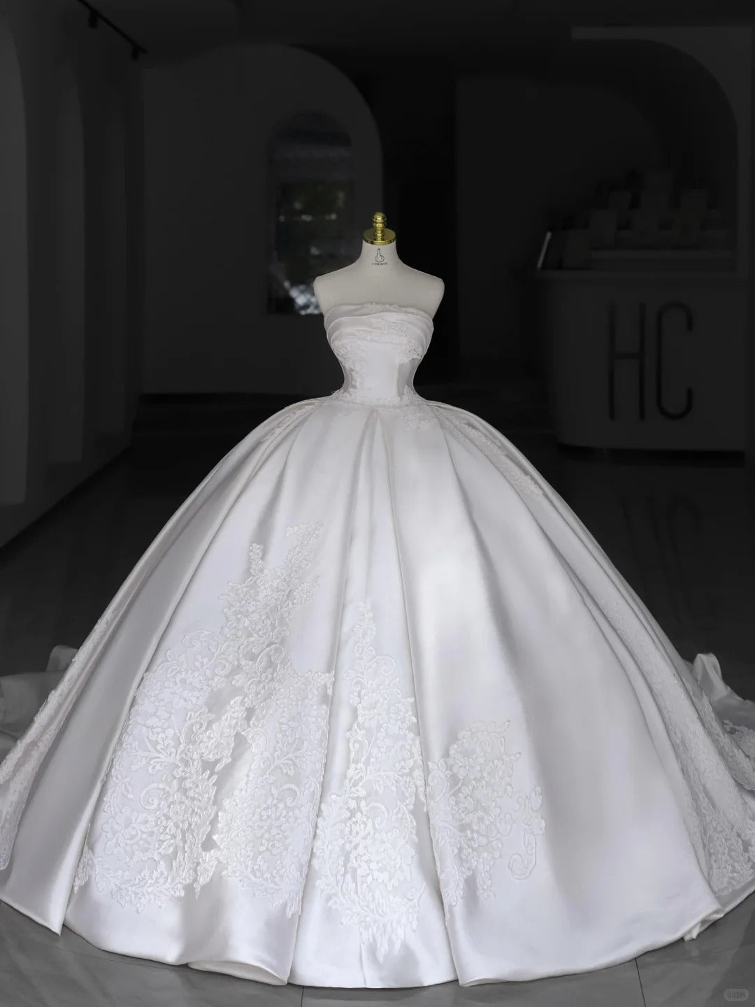Zeitlose Hochzeitskleider Ballkleid Trägerlos Weiß Satin Mit Applikationen Langes Brautkleid N2985