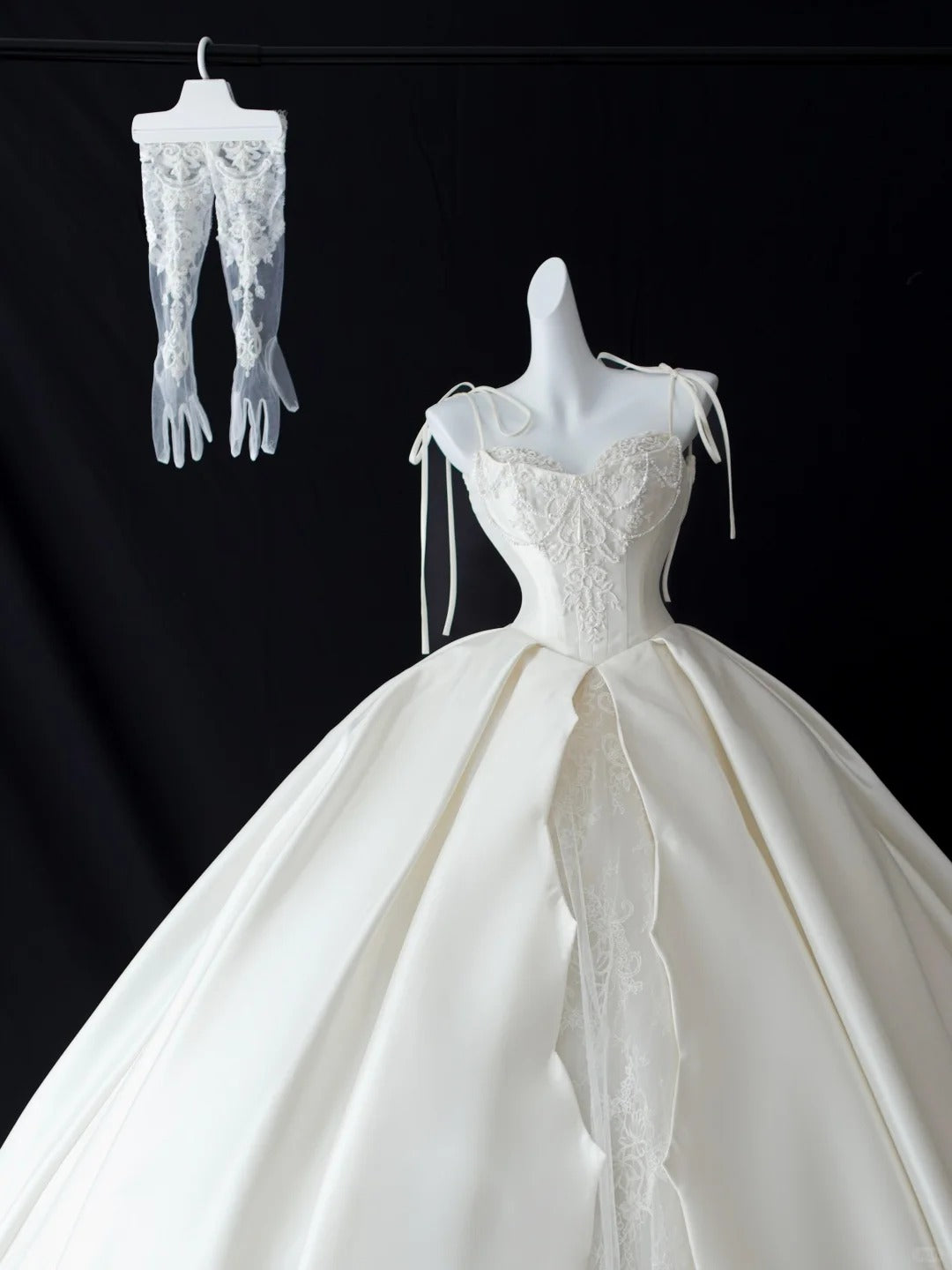 Einfache Hochzeitskleider Ballkleid Spaghetti-Träger Weiß Satin mit Spitze Weiß Langes Brautkleid N2951