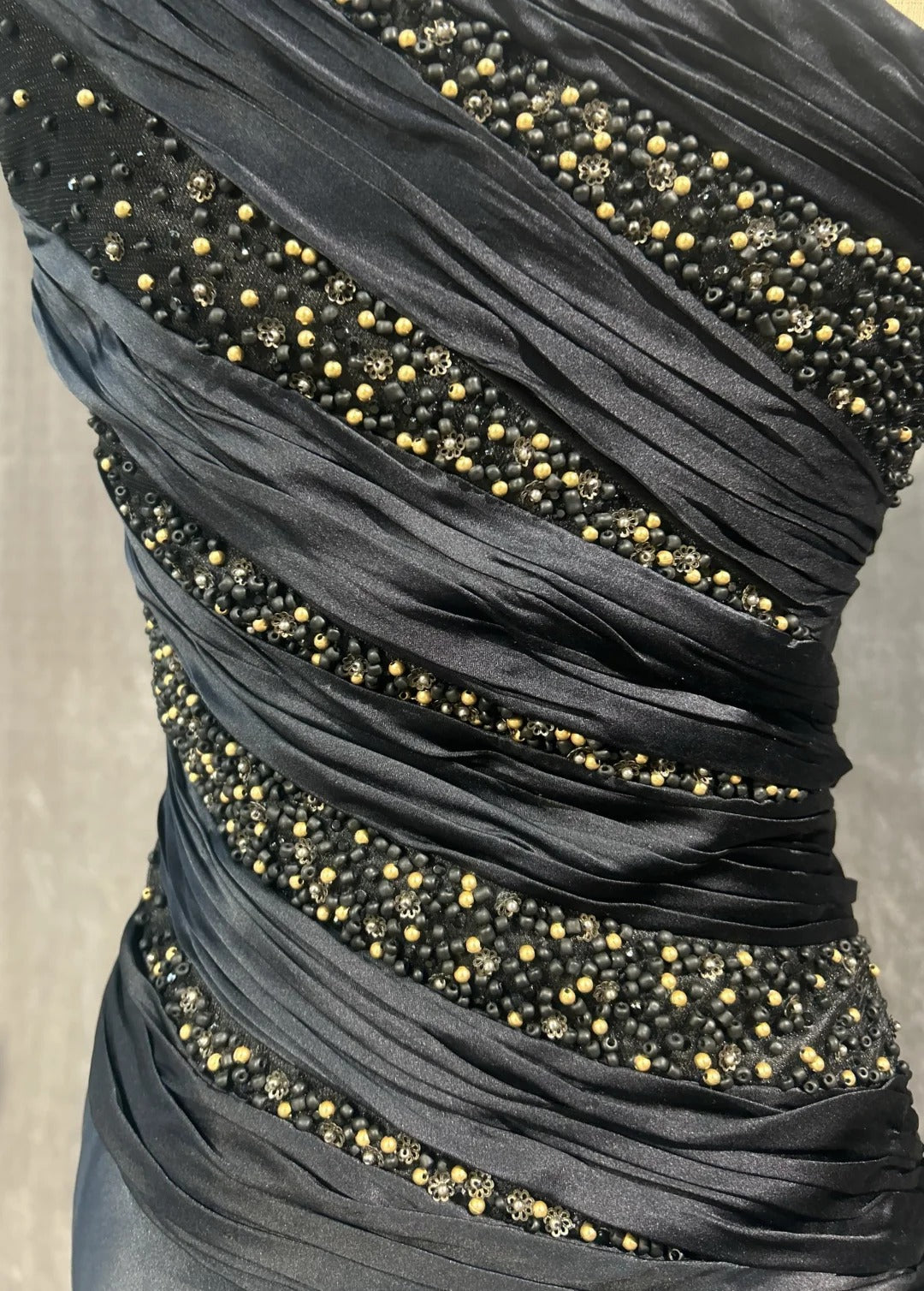 Elegante Abschlussballkleider Meerjungfrau One Shoulder Satin Black Tie Kleid mit Perlen Lang Formelle Abendgarderobe N3704