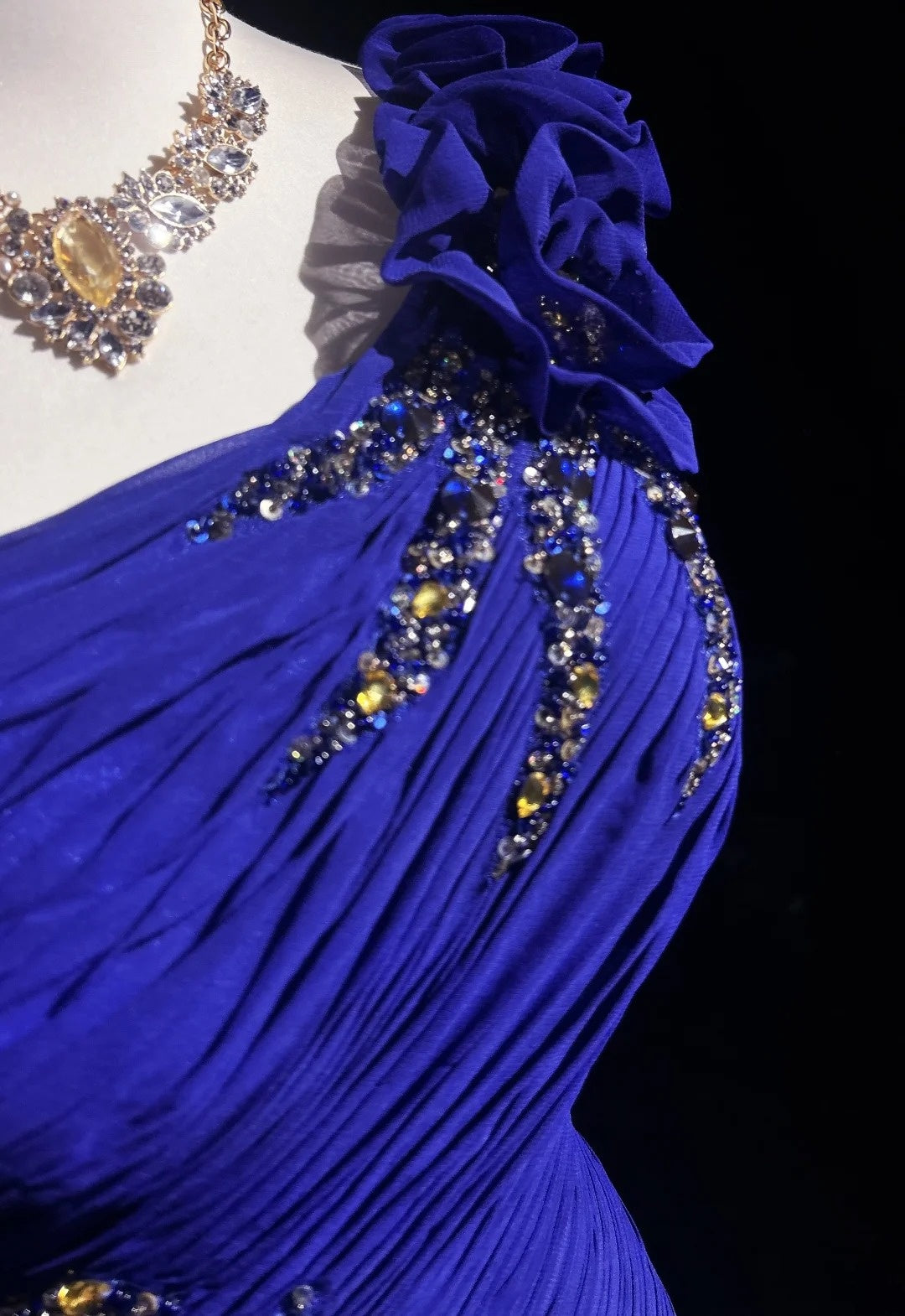 Vintage Meerjungfrauen-Abschlussballkleider One Shoulder Royalblau Chiffon mit Perlenbesatz 3D-Blumen Langes Ballkleid N2458