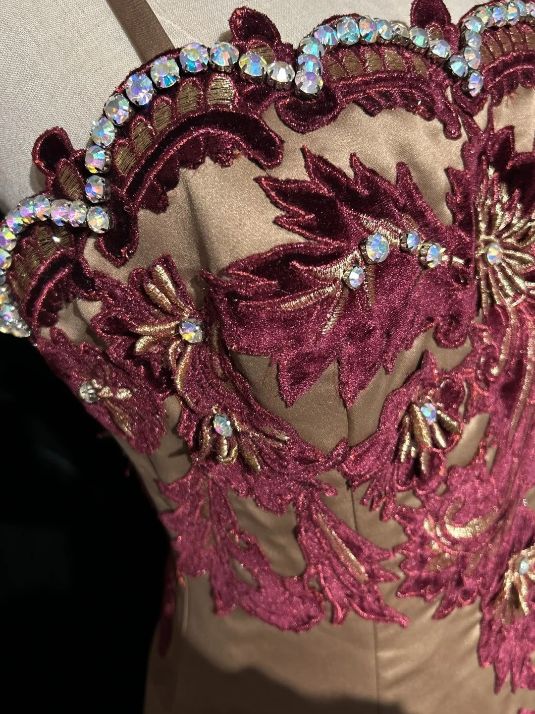 Robes de bal de princesse sirène à bretelles spaghetti champagne avec broderie bordeaux longue robe de soirée N3291