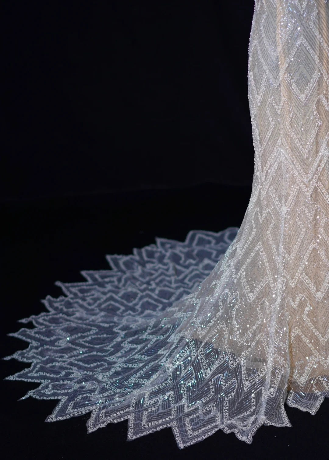 Zeitloses Brautkleid im Meerjungfrauenstil mit Spaghettiträgern und Spitze, weißes Brautkleid, figurbetontes langes Brautkleid AB2523