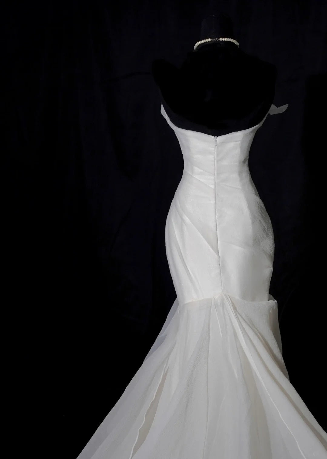 Schlichtes Brautkleid im Meerjungfrauenstil, trägerlos, elfenbeinfarben, ärmellos, figurbetont, AB2526