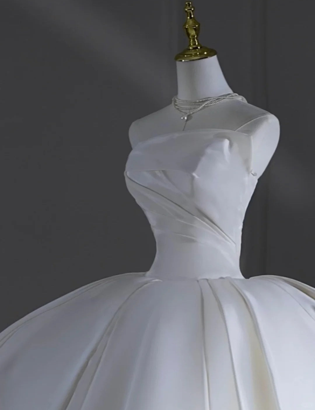 Zeitloses Brautkleid, Ballkleid, trägerlos, Satin, plissiert, mit Hofschleppe, figurbetont, langes Brautkleid AB2528