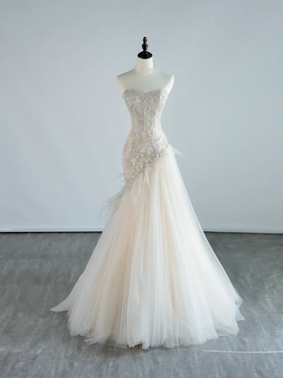 Elegantes Meerjungfrauen-Brautkleid aus Tüll und Spitze mit Herzausschnitt – ein langes, märchenhaftes Sommerhochzeitskleid N664