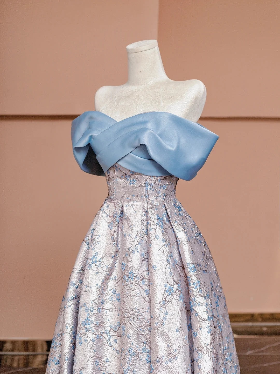 Magnifique robe de soirée bleue en satin, coupe trapèze, épaules dénudées et manches longues, idéale pour les bals de fin d'année (N726).