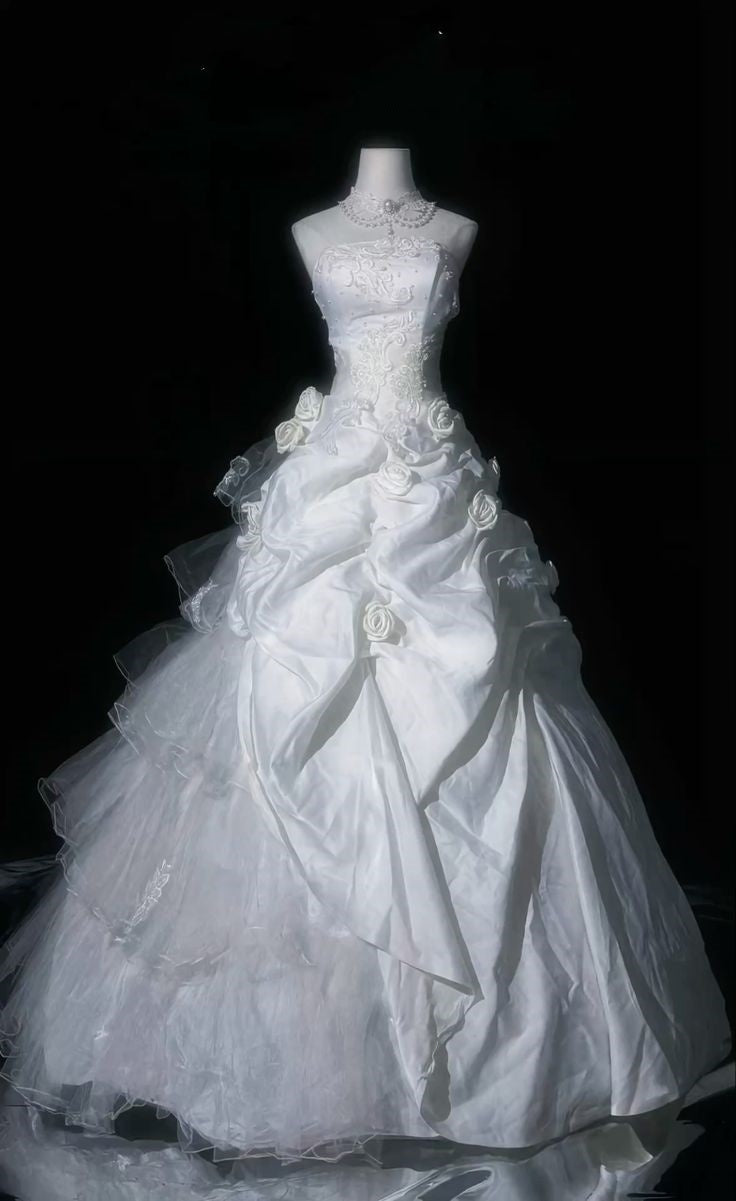 Romantisches trägerloses Ballkleid im 80er-Jahre-Stil mit Blumenapplikationen, weißer Spitze und Satin, Schleppe, Hochzeitskleid AB1479