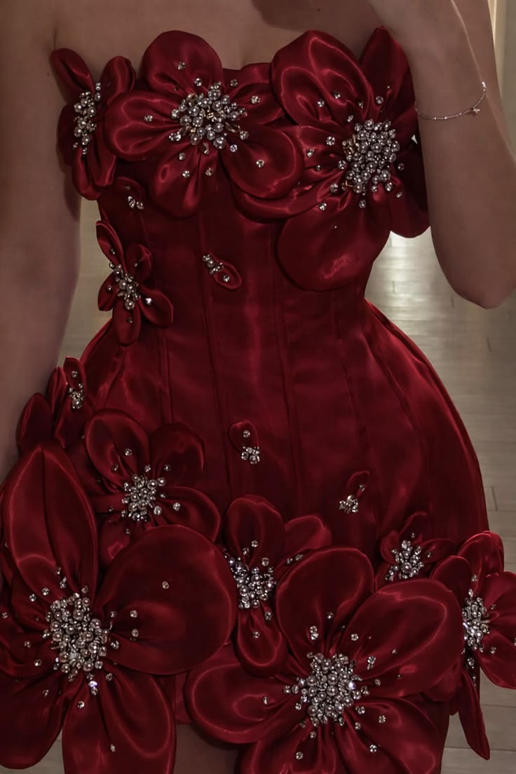 Jolie robe de soirée moulante sans bretelles en satin rouge lie-de-vin foncé avec fleurs courtes, idées de robes de bal de promo RB4077