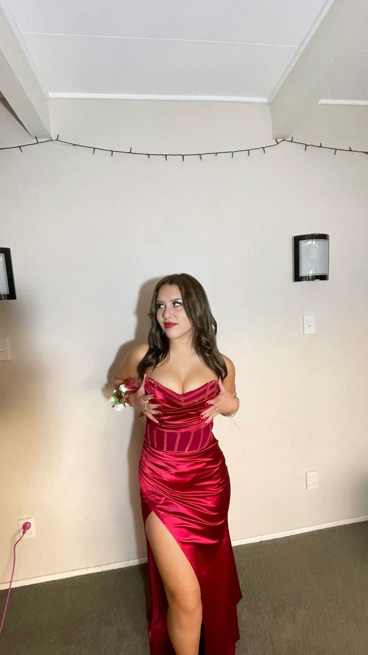 Robe de bal sirène élégante en satin rouge fendue et décolleté cœur - Inspiration pour adolescentes - Tenue de soirée - Robe de bal AB017