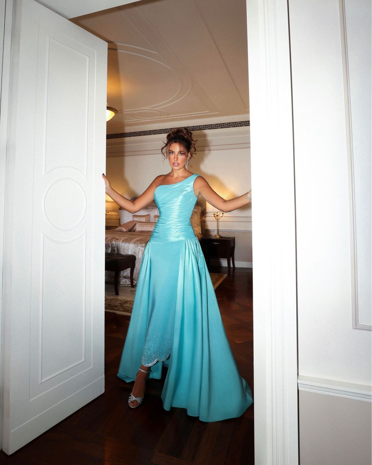 Inspiration pour une robe de bal élégante : robe fourreau asymétrique en satin bleu, longue, semi-formelle, idéale pour les lycéennes (AB1971).