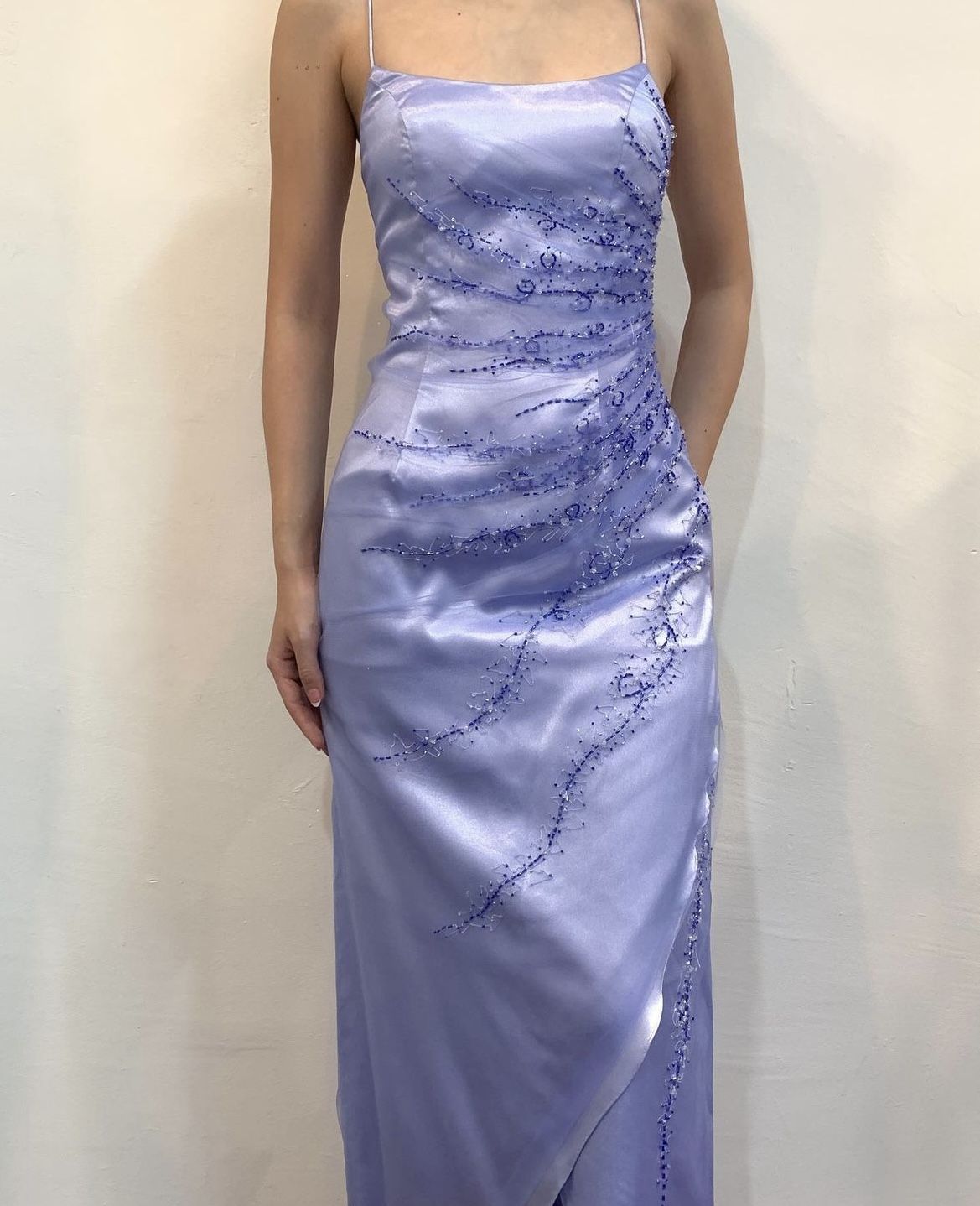 Robe de soirée/bal de promo vintage trapèze à fines bretelles en satin bleu avec perles sans manches N2565