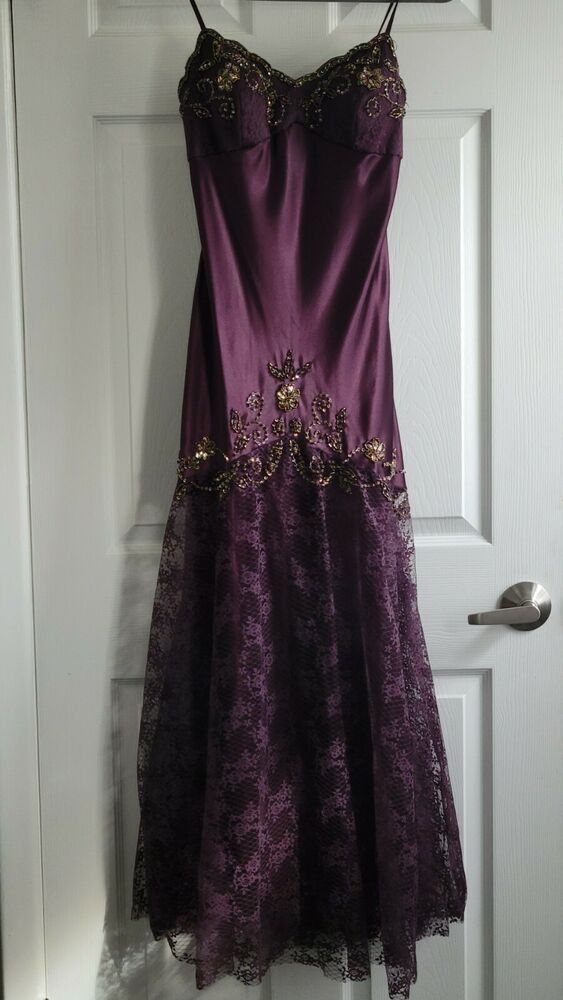 Robe de soirée rétro sirène à fines bretelles en dentelle et perles, idéale pour les fêtes et les bals de fin d'année. Robe longue de 21 ans AB1312