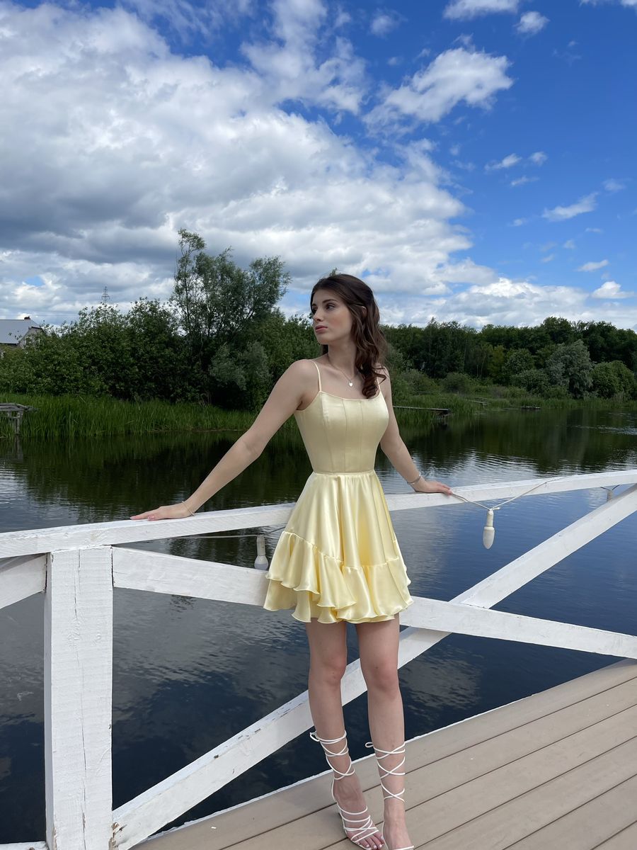 Elegantes A-Linien-Spaghettiträger-Kleid in Gelb, semi-formell, fließend, 12. Klasse, kurz, Mini, Inspo, Homecoming-Kleider RB4401