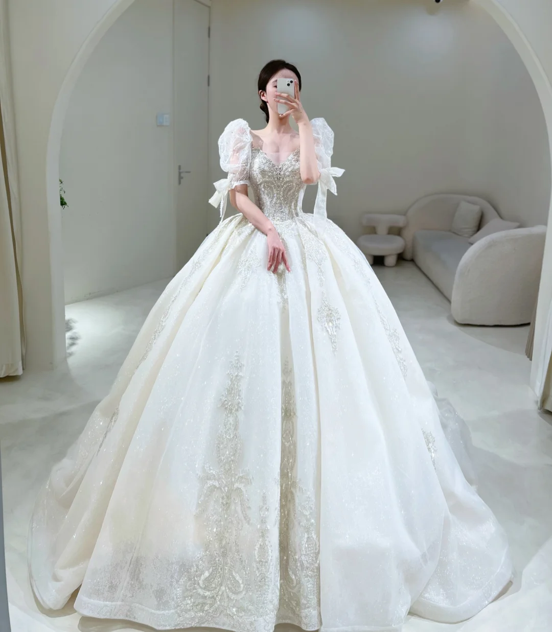 Zeitloses Brautkleid mit Spitzenapplikationen, Ballkleid mit Herzausschnitt, Tüll, kurzen Ärmeln, AB890