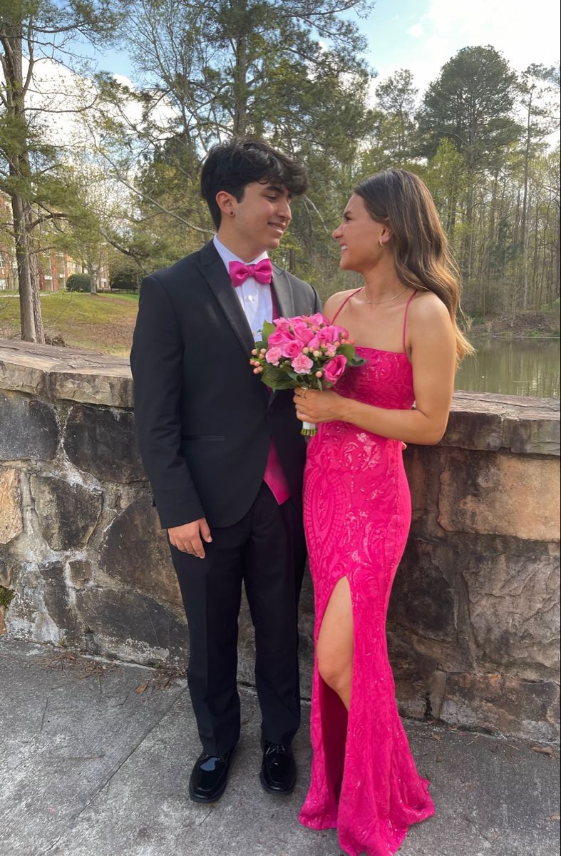 Robe de bal élégante sirène à fines bretelles et sequins rose fuchsia avec fente sur la jambe, idéale pour les jeunes filles et les adolescents. Robe de soirée formelle pour un 18e anniversaire (AB799)