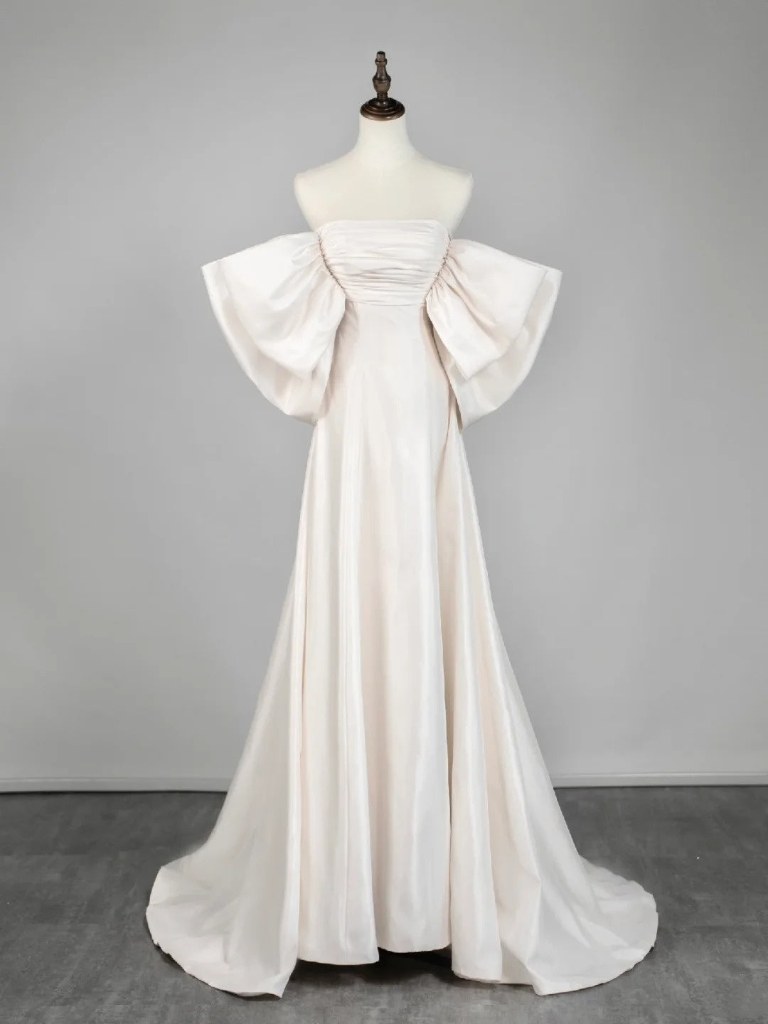 Elegantes, schulterfreies Brautkleid aus elfenbeinfarbenem Satin in A-Linie – ein langes, märchenhaftes Sommerhochzeitskleid (N665)