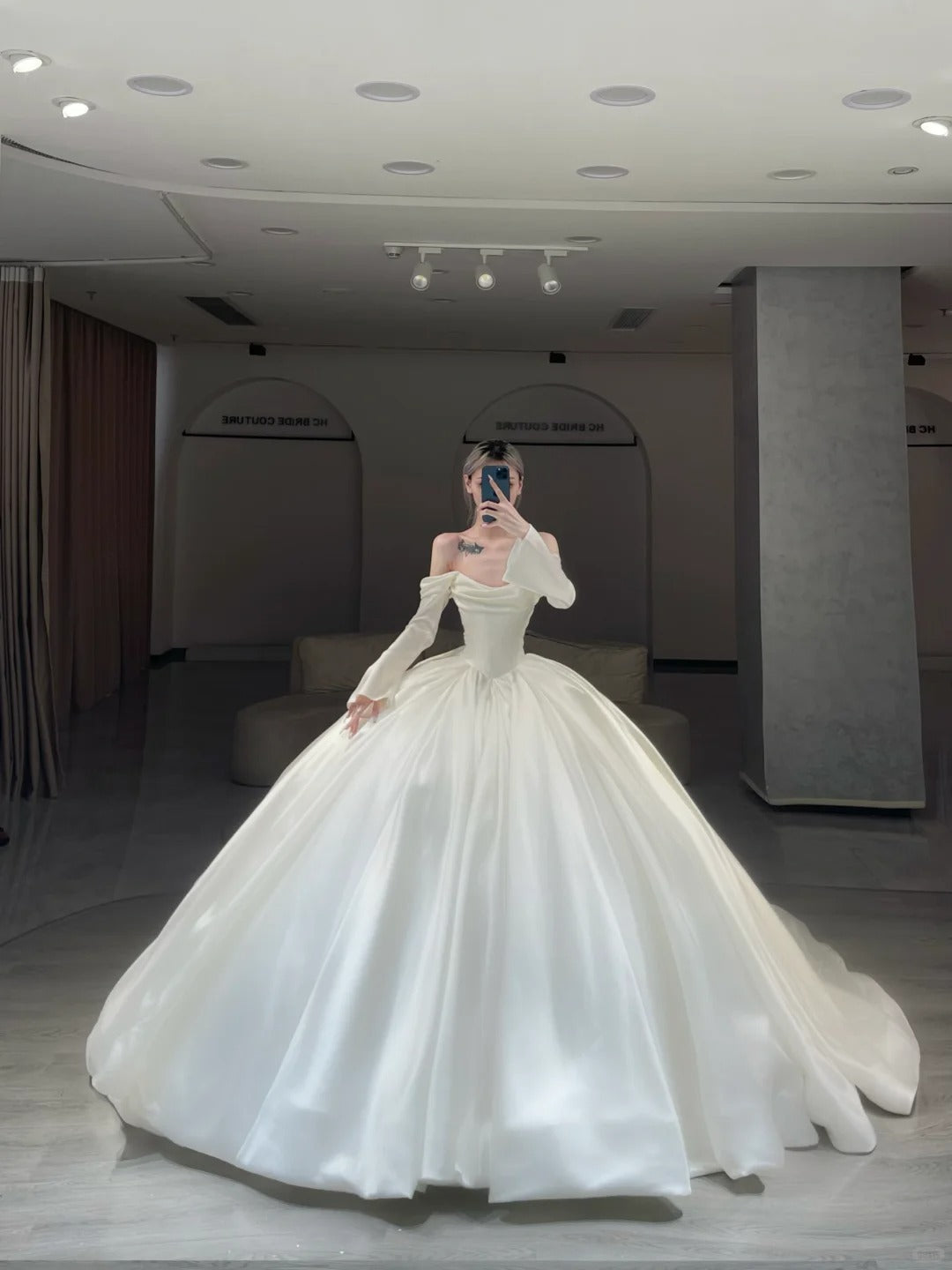 Zeitlose Brautkleider Ballkleid Schulterfrei Weißer Satin Lange Ärmel Frühling Sommer Langes Brautkleid N2983