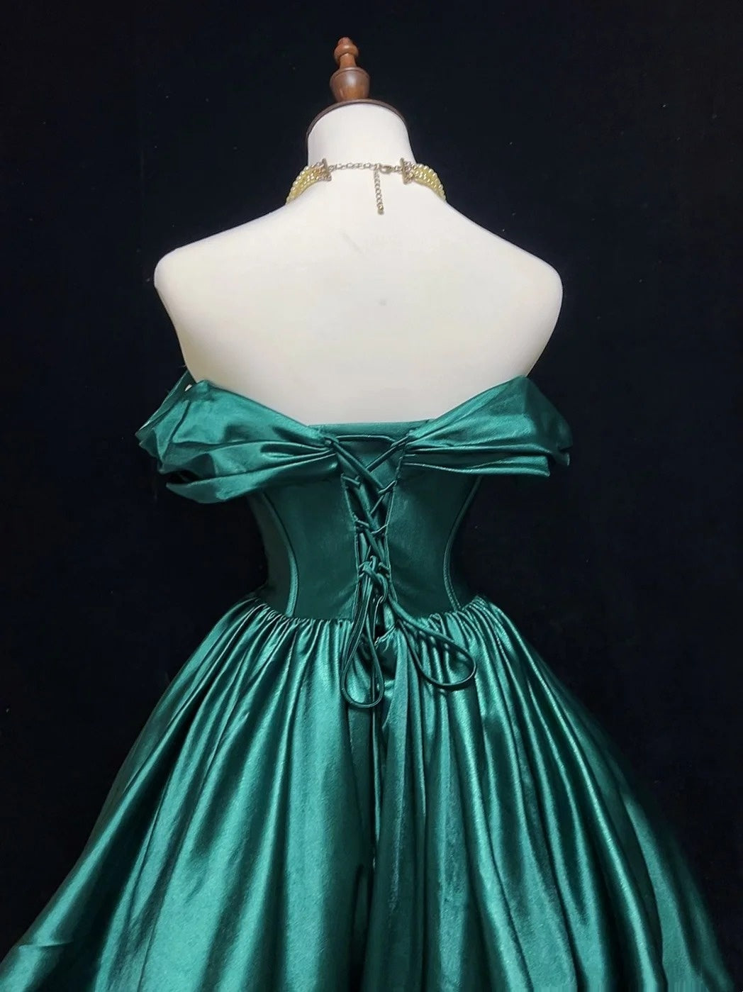 Hübsches Ballkleid Off Shoulder Grüner Satin Kurzes Mini-Heimkehrkleid Hoco Kleider N2603