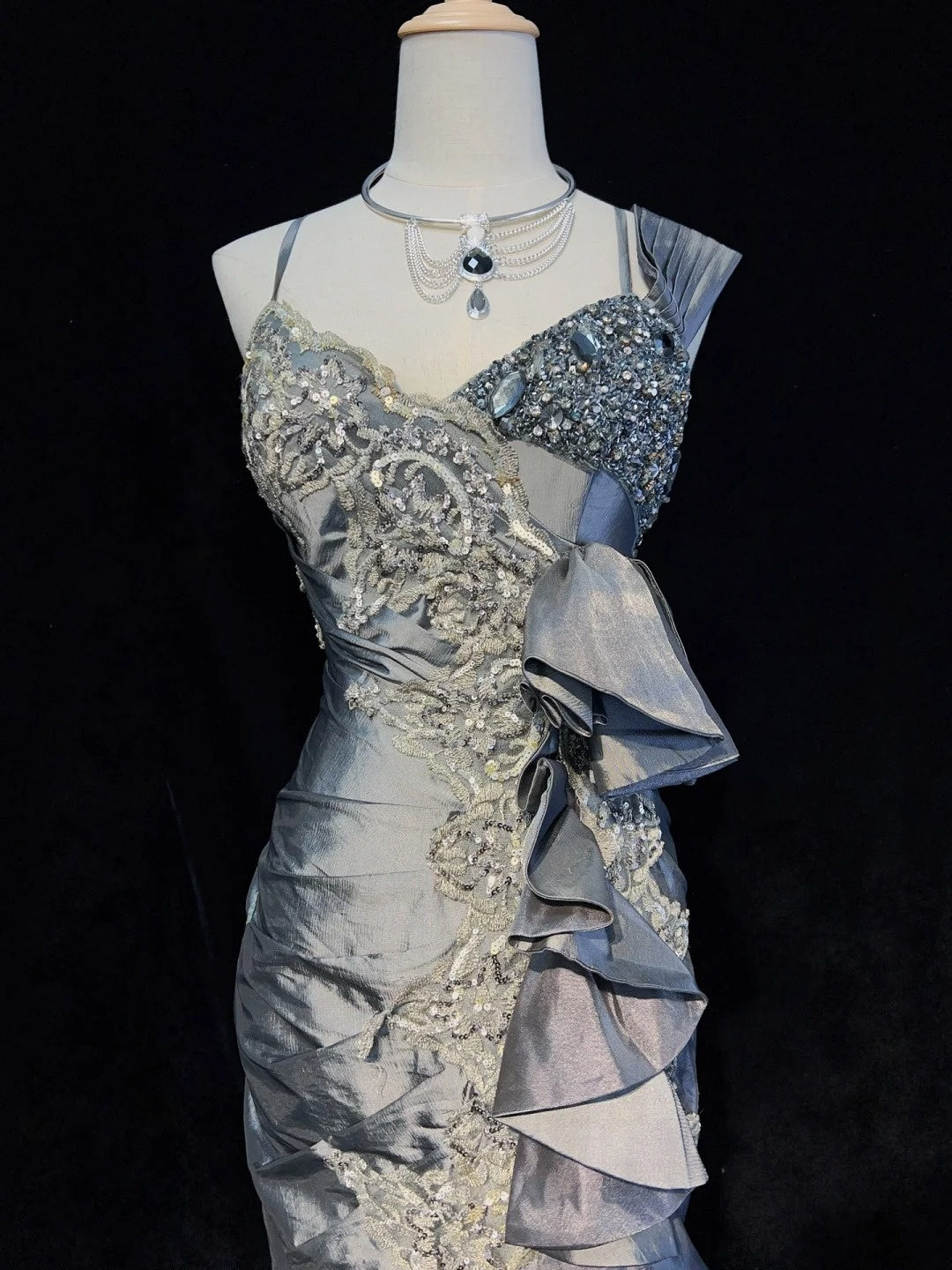 Vintage Ballkleider Meerjungfrau Träger Grau Satin Spitze mit Rüschen Lange Abendgarderobe N3442