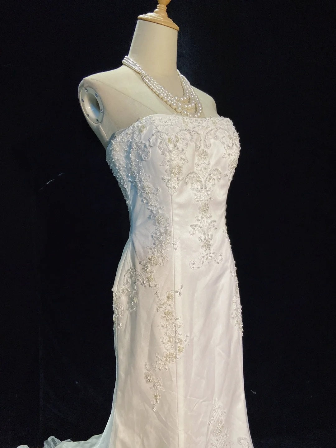 Robes de mariée uniques sirène bustier en satin avec broderies blanches longue robe de mariée N3402