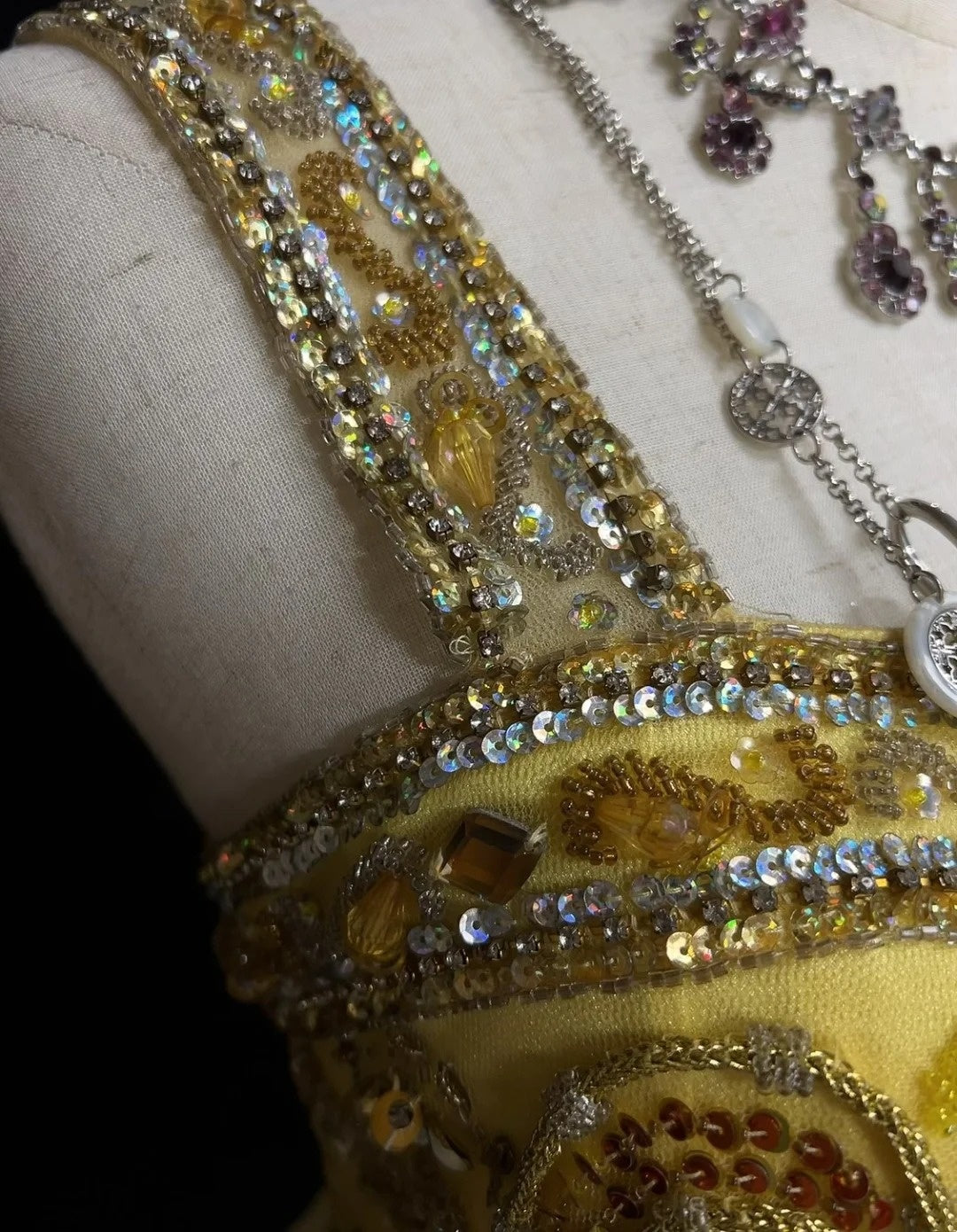 Vintage Abschlussball Ästhetik Kleider A-Linie Quadratausschnitt Gelb Gestufte Lagen mit Perlen Lang Abendkleid N3060