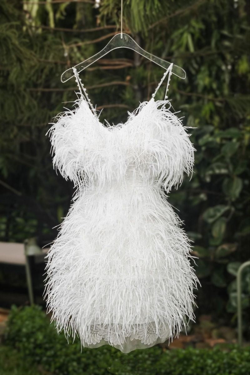 Jolie robe de bal courte évasée blanche à bretelles spaghetti et plumes, idéale pour les adolescentes du lycée, inspirée des robes de bal des aînées, RB3425
