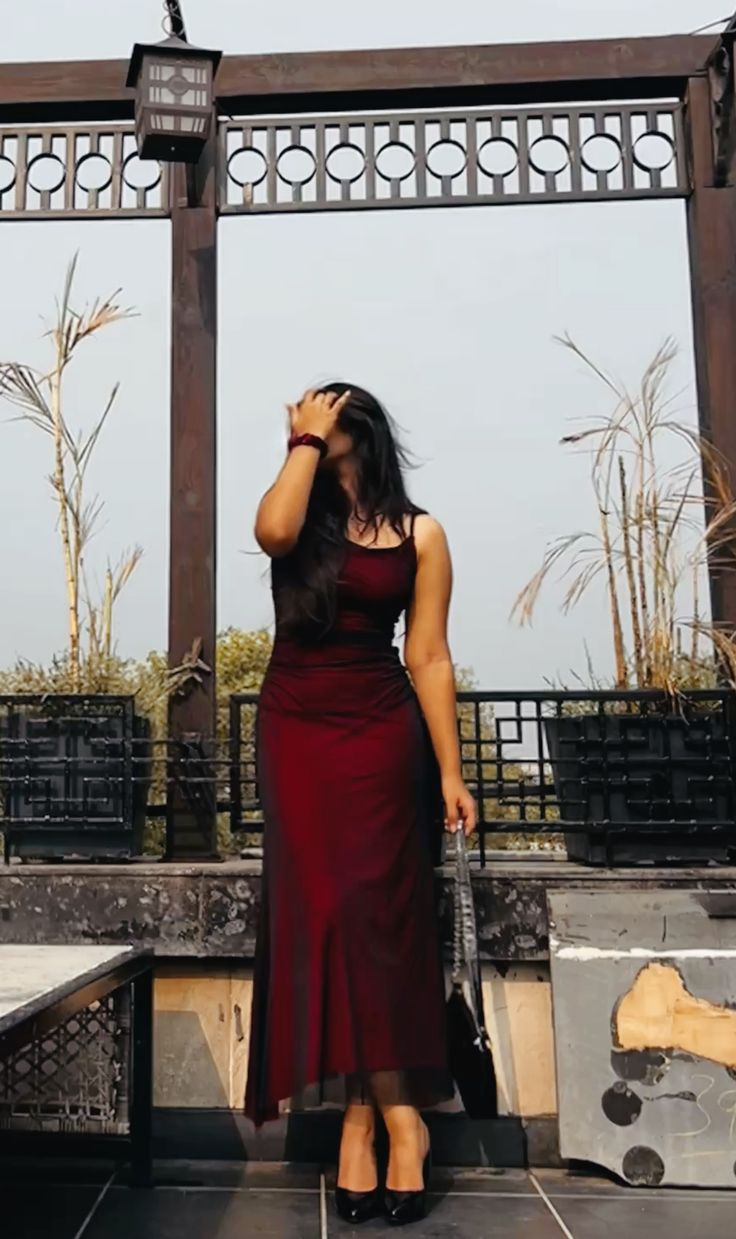 Robe de bal longue vintage fourreau à fines bretelles, en tulle noir et bordeaux, sans manches, idéale pour un 18e anniversaire (AB2403)