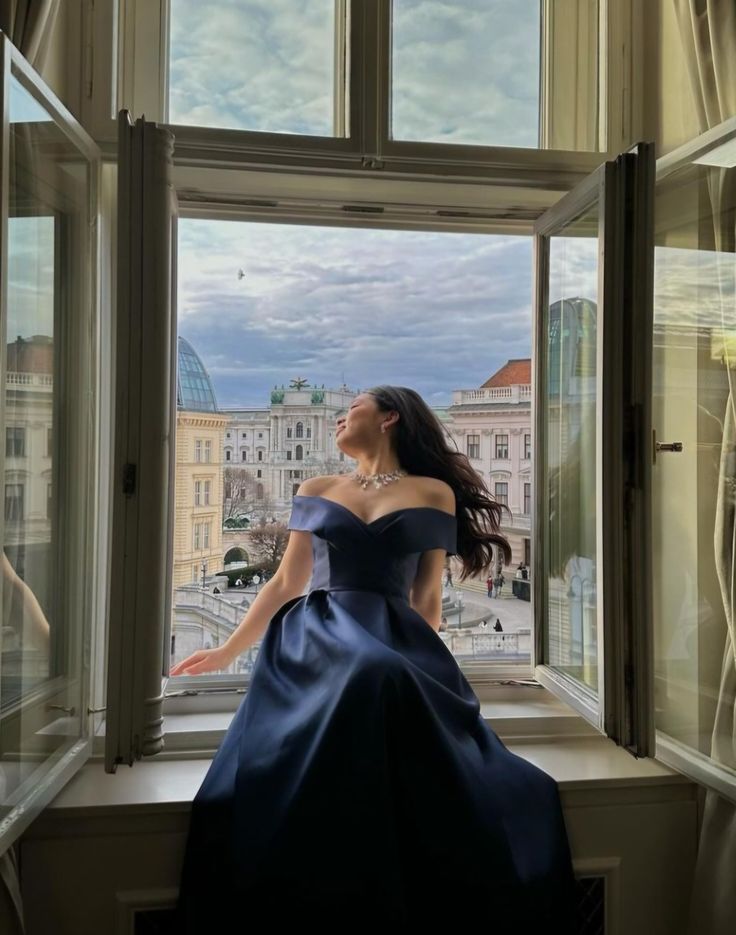 Besonderes Ballkleid, schulterfrei, dunkelblauer Satin mit kurzen Ärmeln, langes Abiballkleid, Inspiration Abiballkleid AB1032