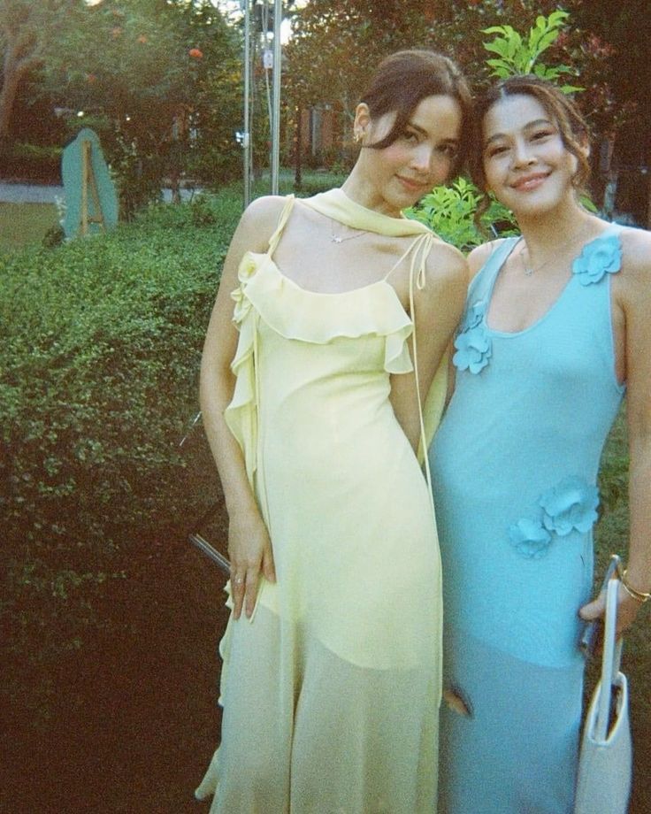 Robe de bal jaune en mousseline, coupe trapèze, bretelles spaghetti, avec foulard assorti - Inspiration robe de soirée - Robe de bal AB117