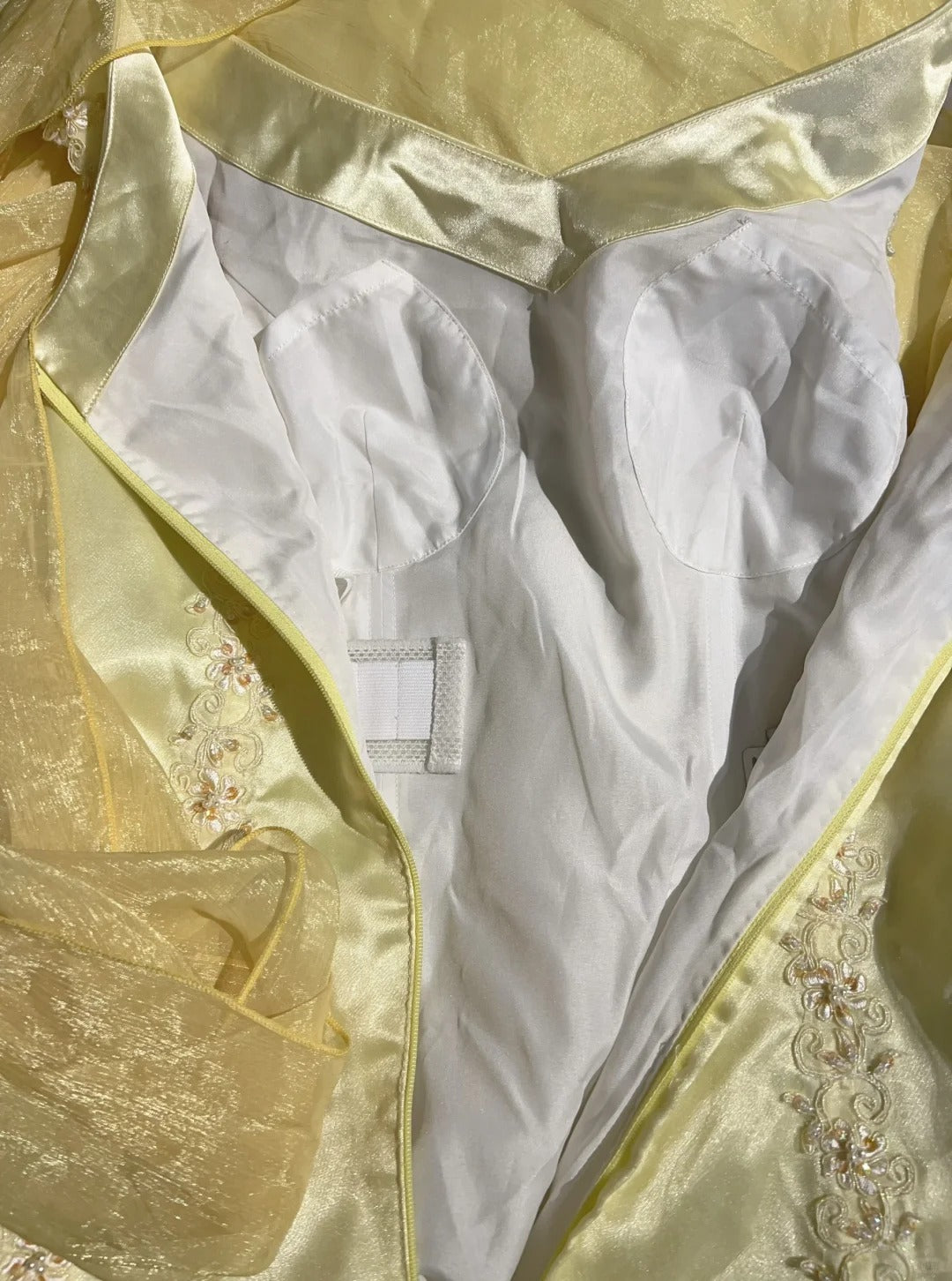 Robes de bal vintage des années 50, rétro chic, coupe trapèze, encolure dégagée, tenues de soirée en satin jaune avec écharpe N3011