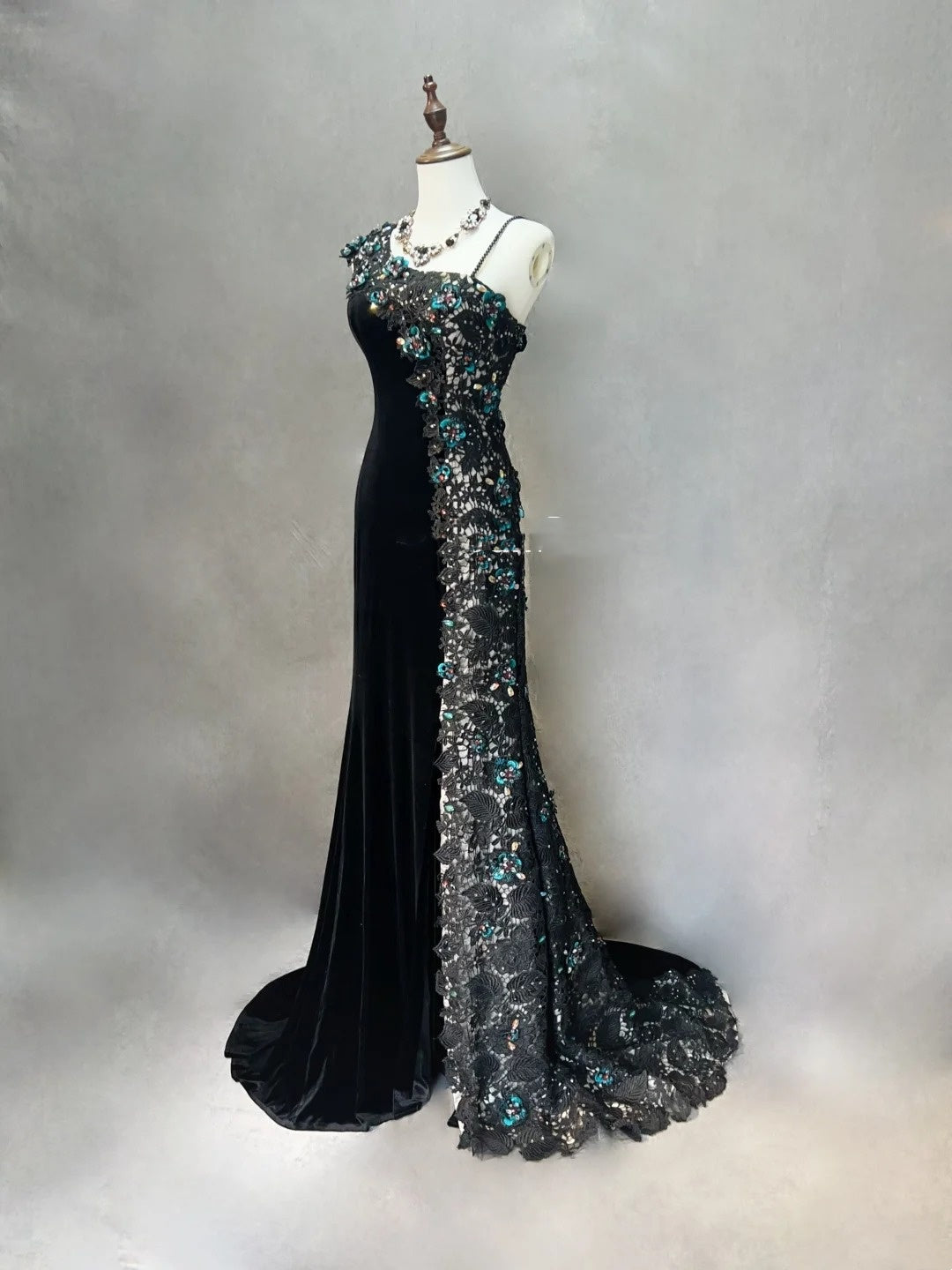 Robes de bal vintage Sirène Asymétrique Velours Noir Paillettes avec Fente Longue Robe de Soirée Années 70 N2579