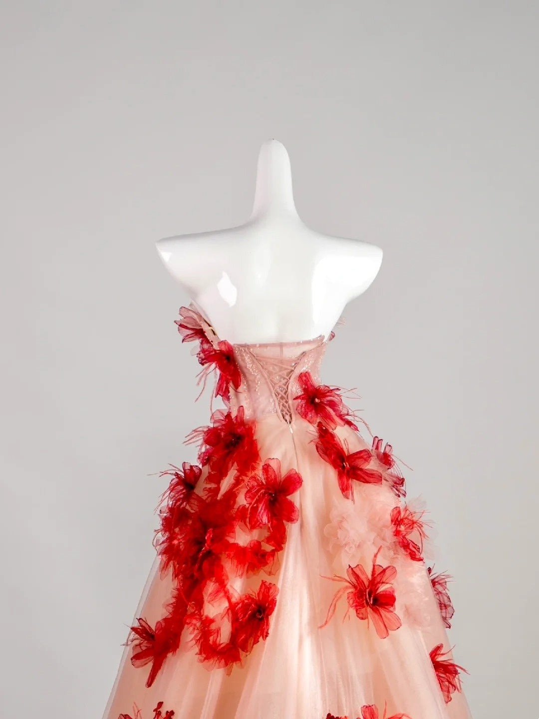 Niedliches, trägerloses, rotes Ballkleid mit Blumenmuster und Applikationen aus rosa Tüll, langes Kleid für Quinceañera, Sweet 15 oder 16 Geburtstag, Outfit N676